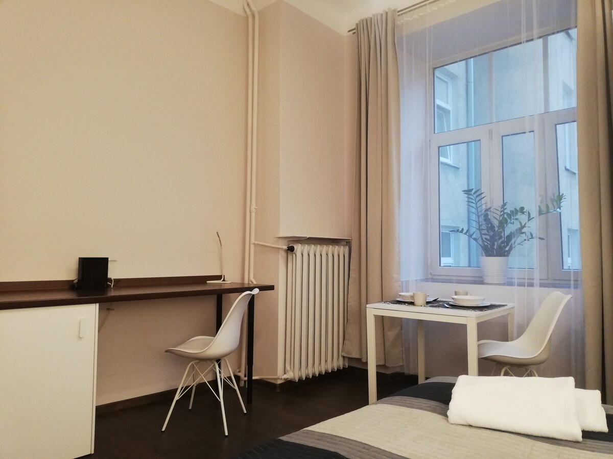 位于华沙市中心Złota St.的舒适公寓。