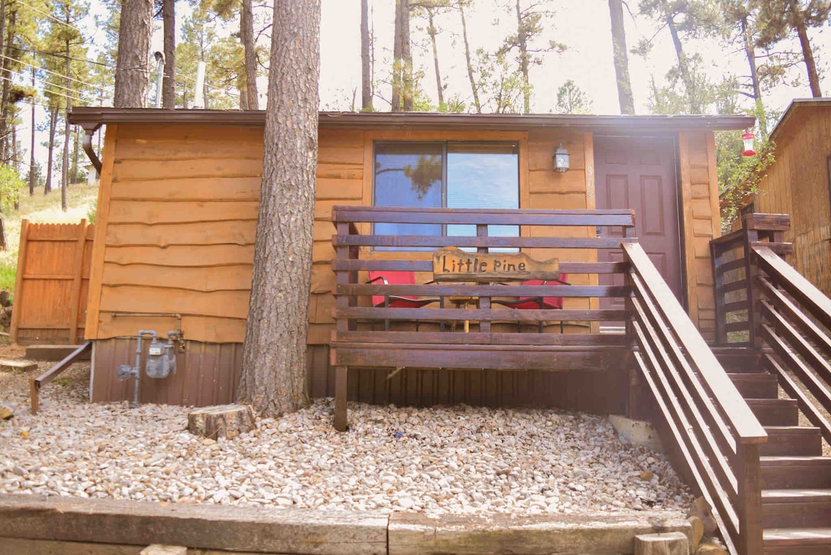 舒适的小松木屋，地理位置优越，带热水浴缸