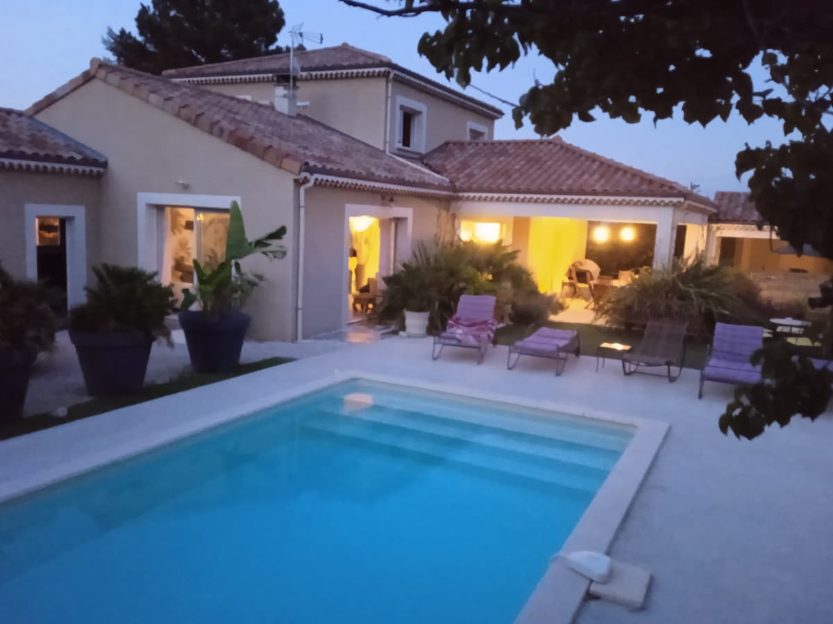 MAGNIFIQUE VILLA  AVEC PISCINE AU PIED DES VIGNES