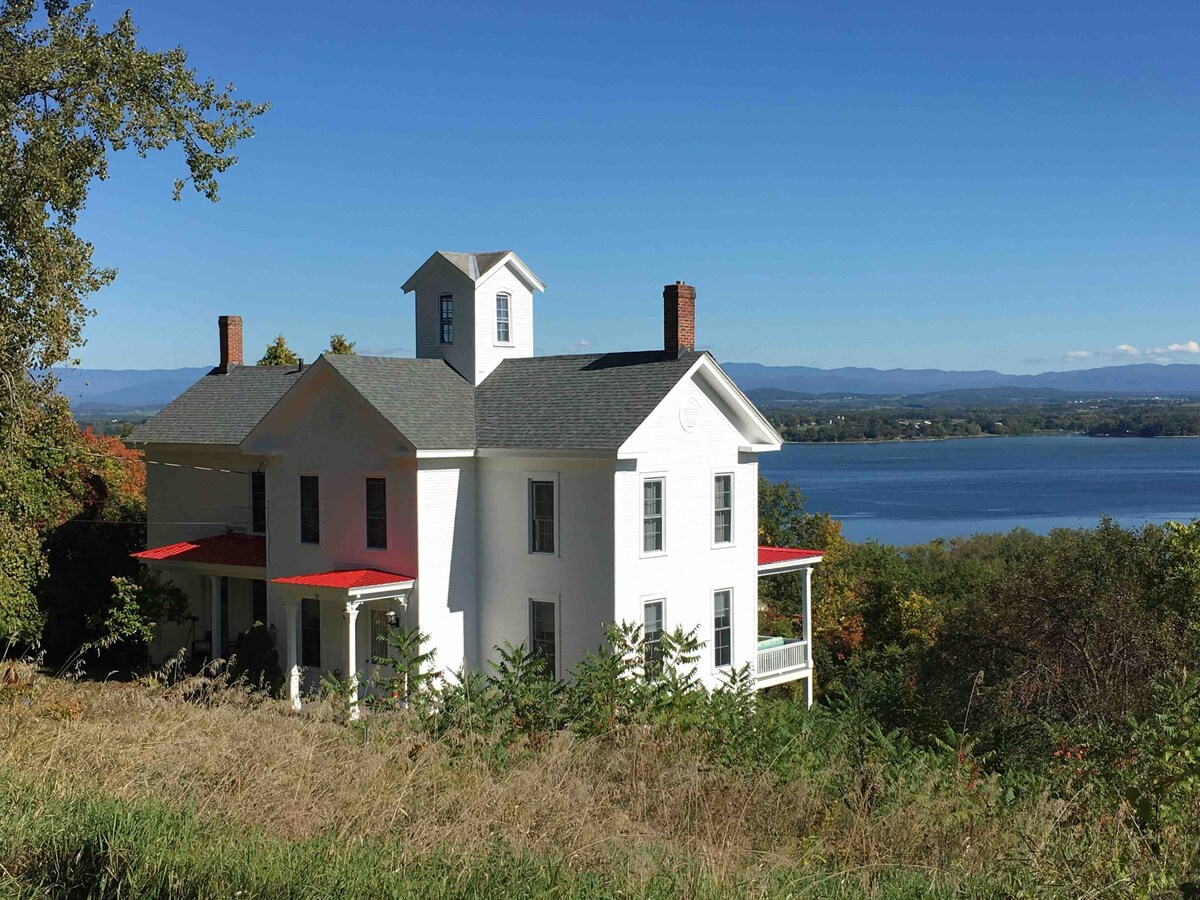 1840年代左右的房子和尚普兰湖（ Lake Champlain ）的壮丽景色