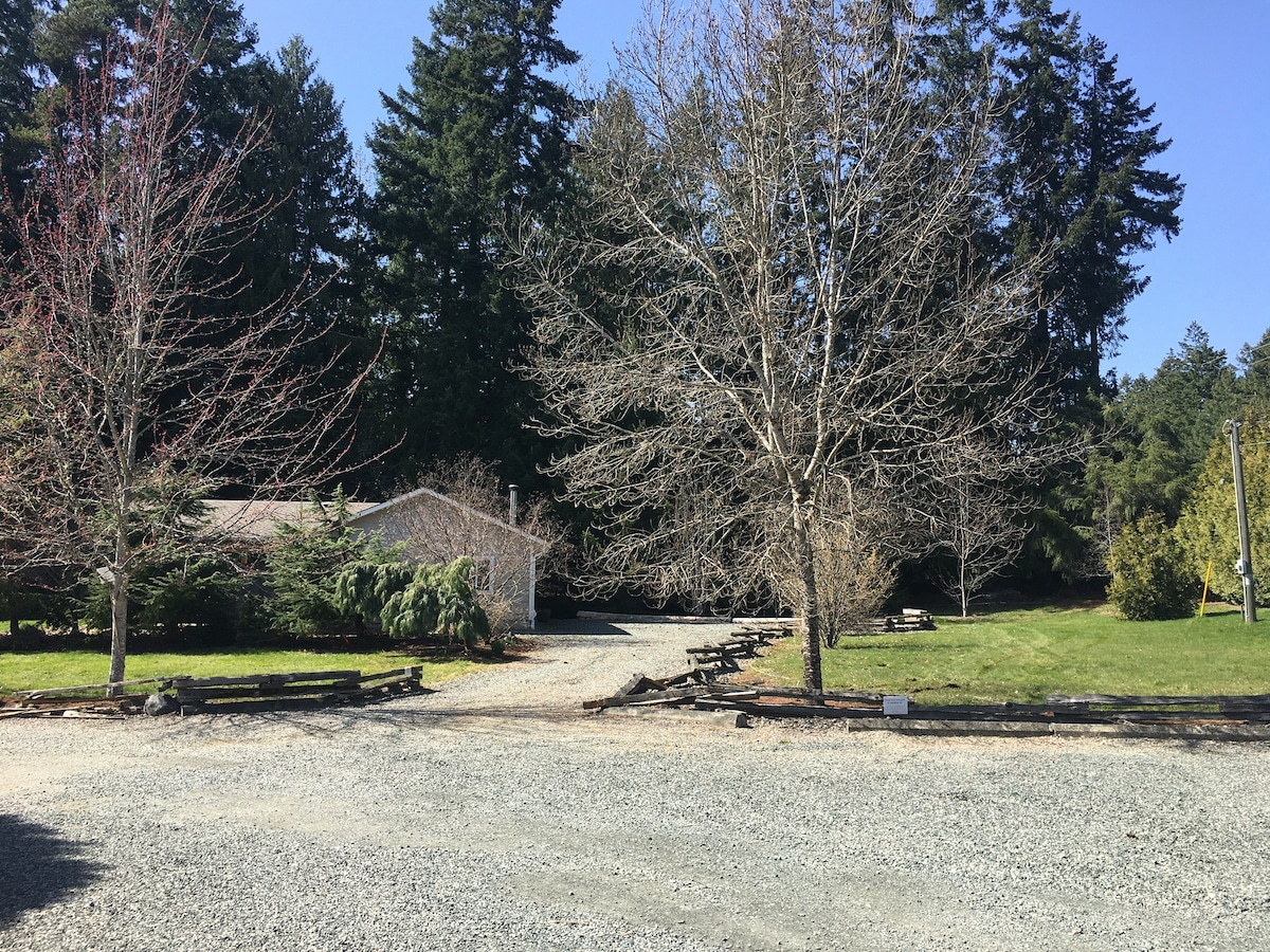 带热水浴缸的Qualicum Beach Cottage