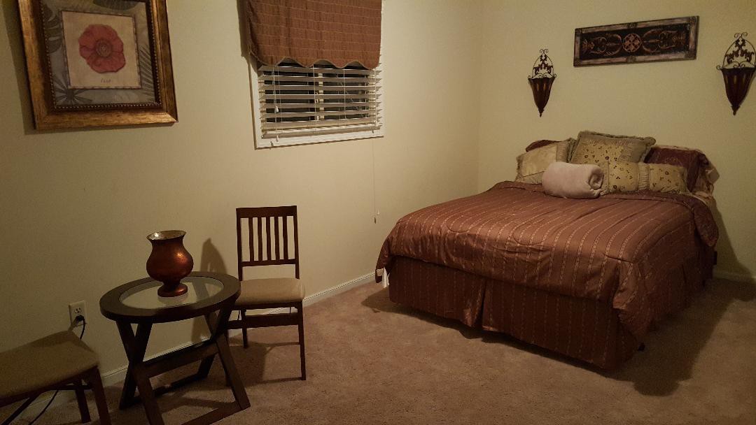 Private extra large bedroom near I-95