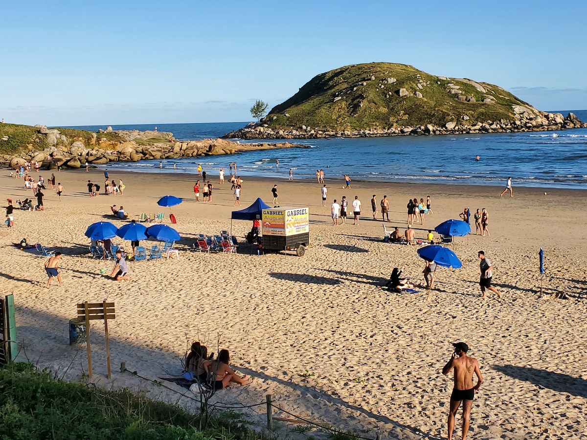 Condomínio encantado com piscina para o mar.