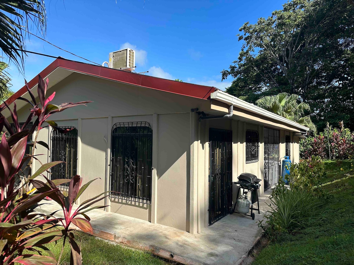 Tropical Oasis/Private pool/close to the beach