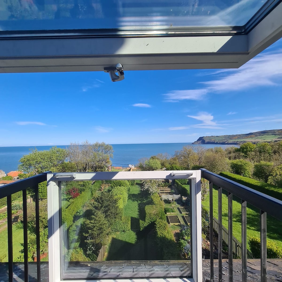 Robin Hood 's Bay Coastguard' s Cottage with a View