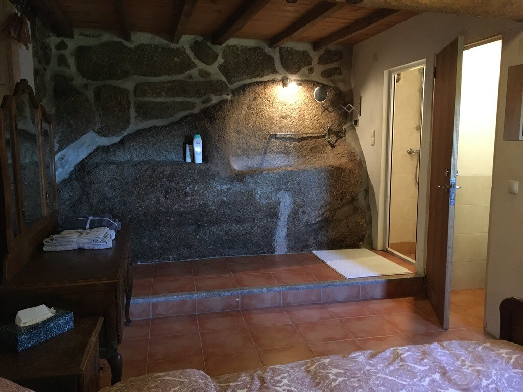 埃斯特雷拉山脉（ Serra de Estrela ）附近的原始可爱小屋。