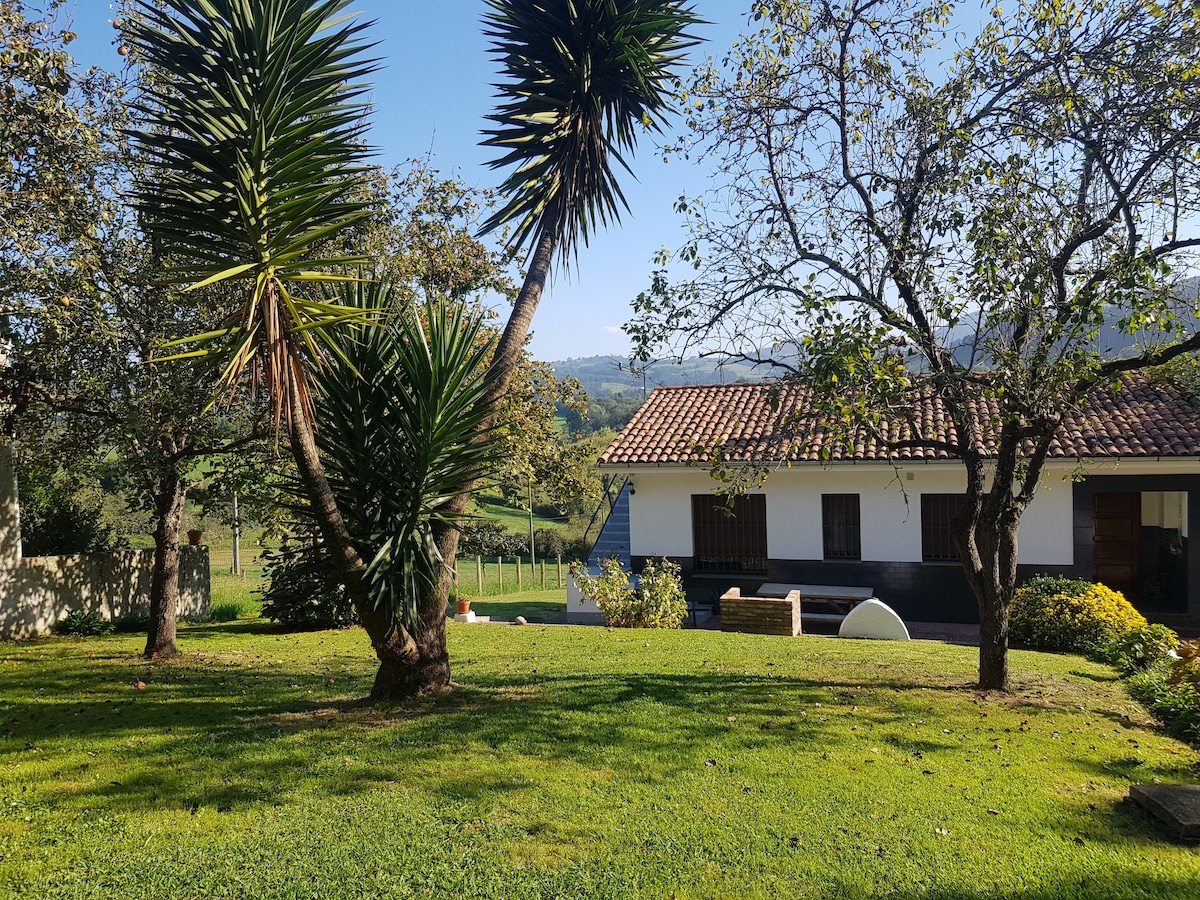 casa independiente con jardín privado.