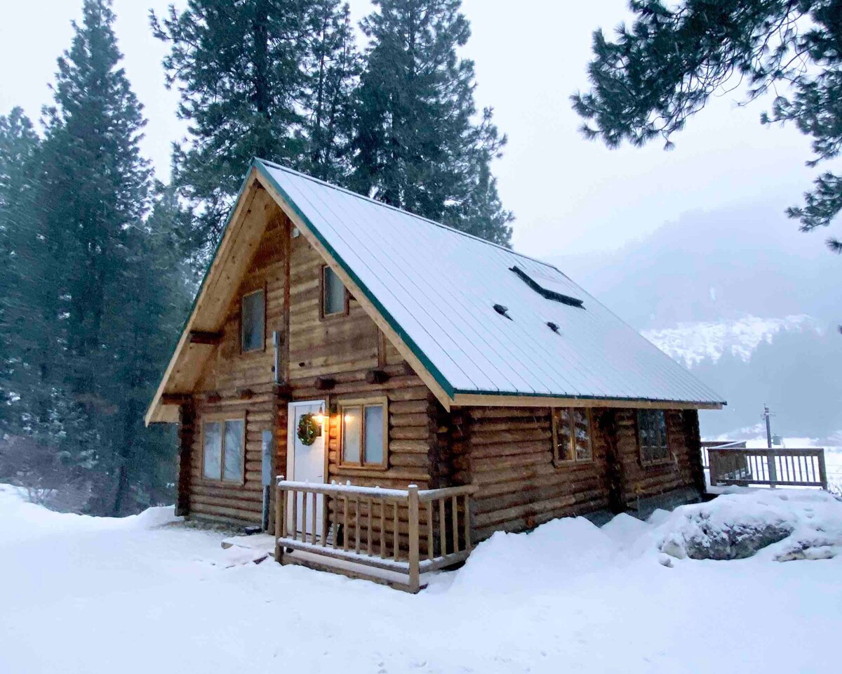 Secluded Log Cabin With Mountain and Ranch Views