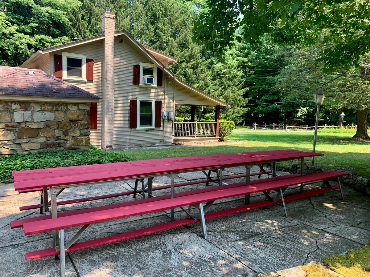 The Cottage At Ligonier Woodsy Cabin with Rec Blg