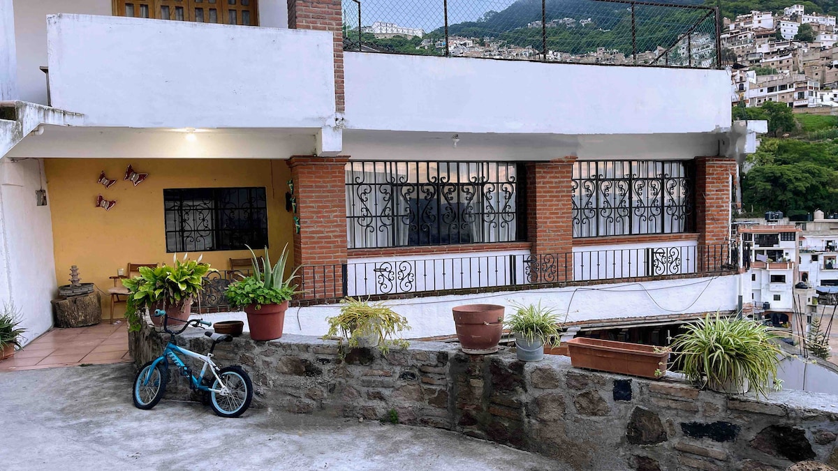 Casa amplia y cómoda, con estacionamiento.