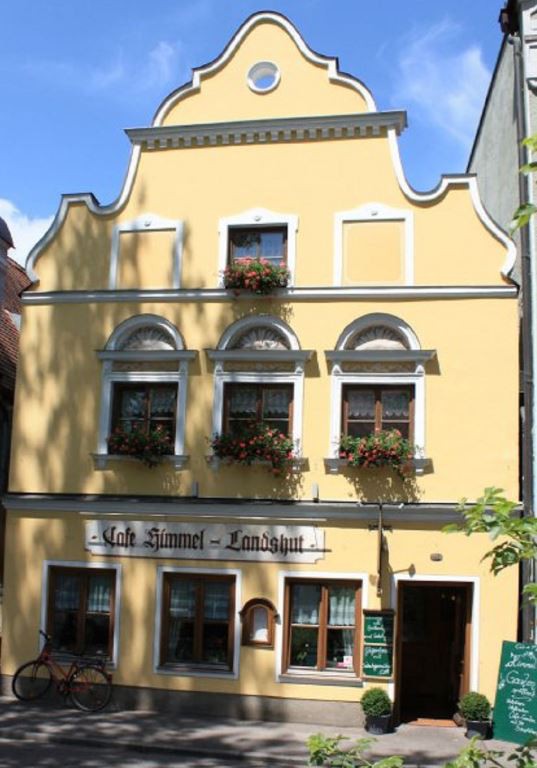 Himmel-Landshut GmbH酒店餐厅咖啡馆（ Landshut ） ，公寓配备平板电视和免费无线网络