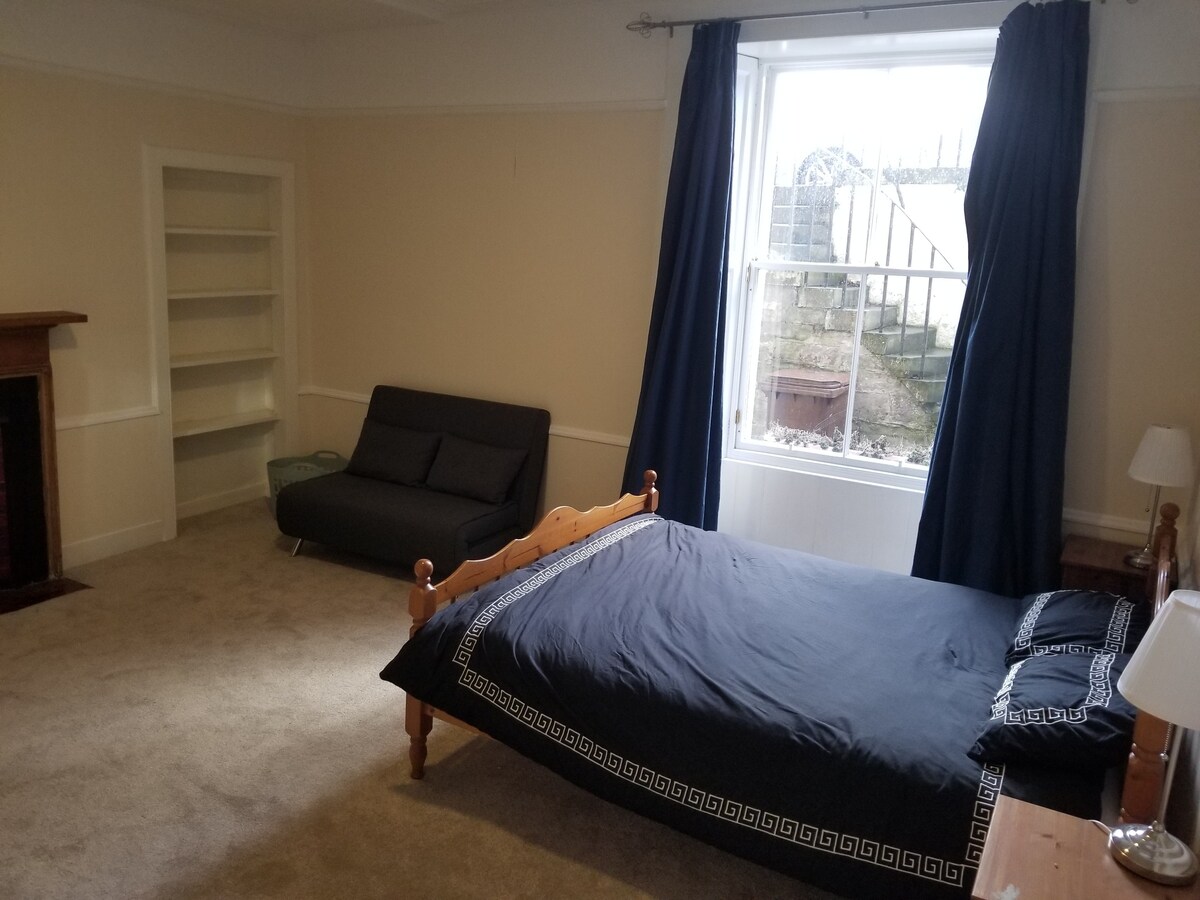 宽敞公寓内的宽敞双人床卧室。