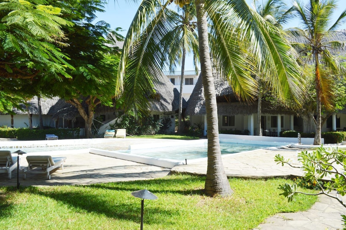 MARIA, the Star* on the sea beach cottages -Jirani