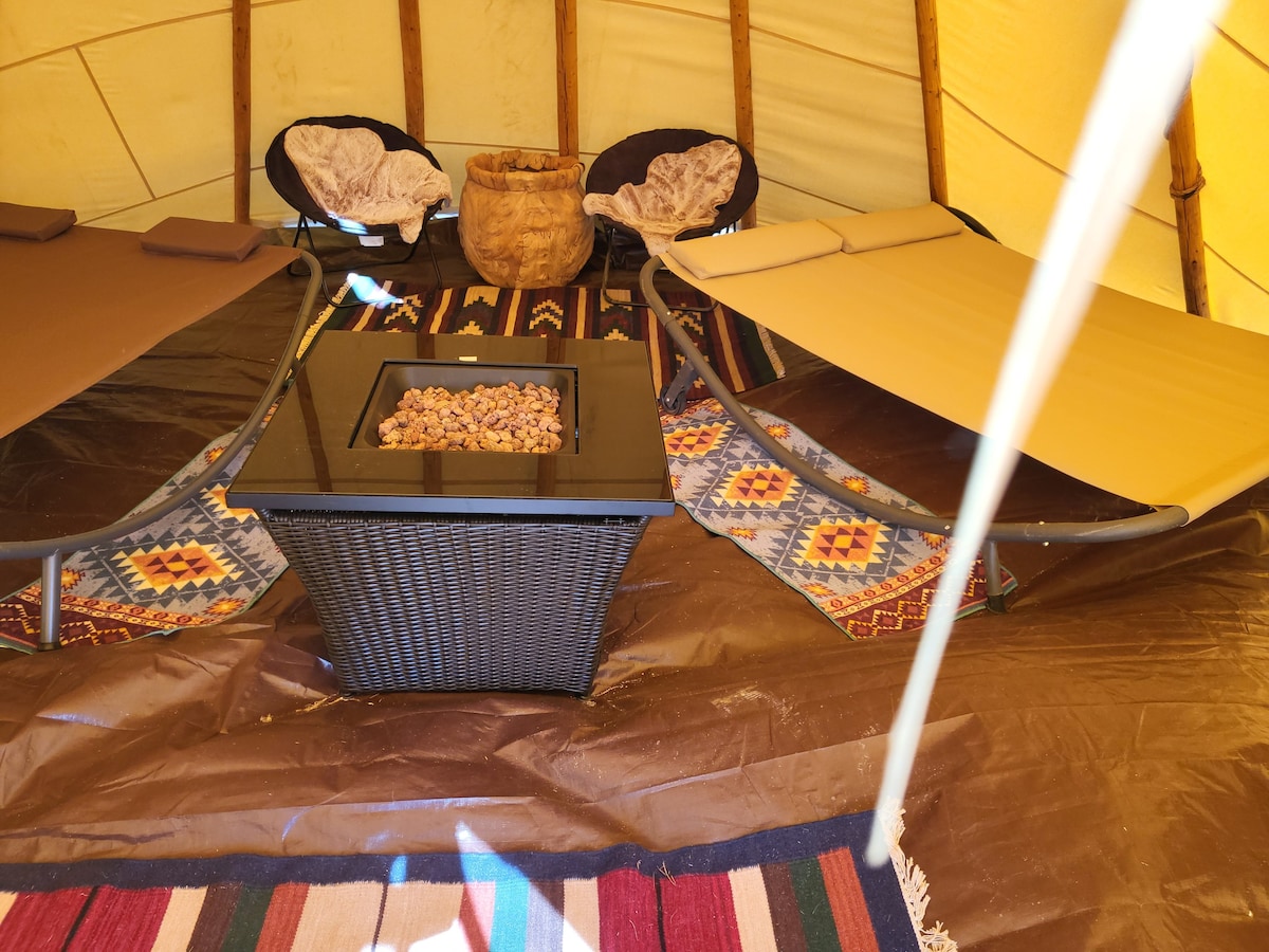 怀俄明州平原上的巨型印第安帐篷