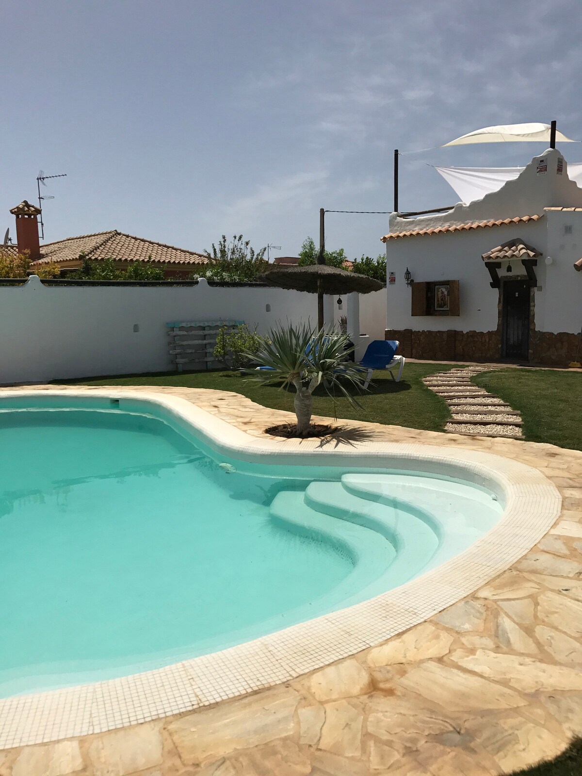 位于西班牙南部的华丽别墅，设有私人泳池。