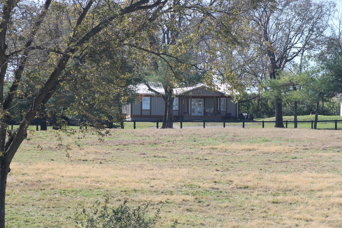 位于蓝草（ Bluegrass ）中心的斯普林伍德小屋（ Springwood Cottage ）。