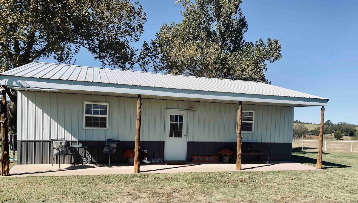 Cute two bedroom/1 bath ranch bunkhouse near I35