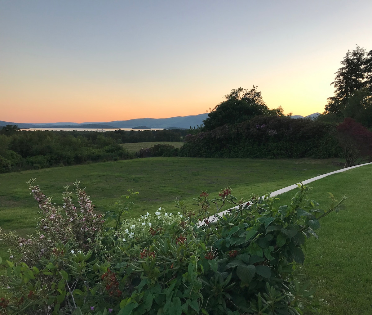 Cosy Lodge Nr Balmaha ，欣赏洛蒙德湖的美景