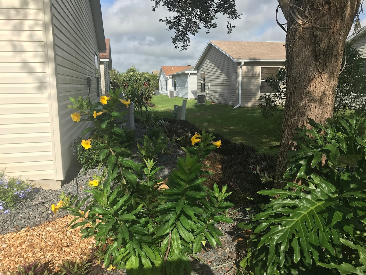 Sumter湖登陆露台别墅（ Lake Sumter Landing Patio Villa ） ，带高尔夫球车