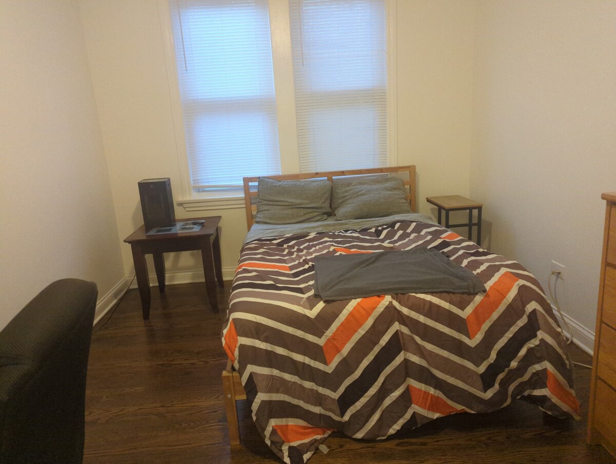 Private bedroom near University of Chicago