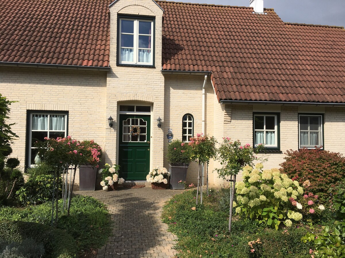 Roermond奥特莱斯（ Roermond Outlet ）美丽花园中的公寓。
