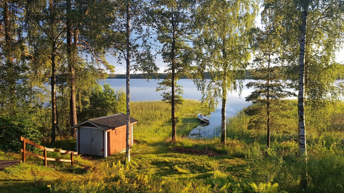 伊萨贝格（ Isaberg ）附近Lagmanshaga湖畔舒适小屋