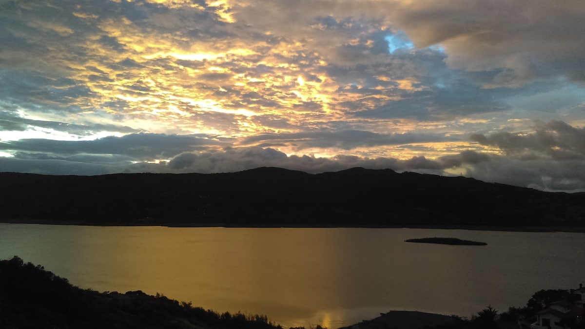 Tominé湖和Naturaleza Guatavita湖景小木屋