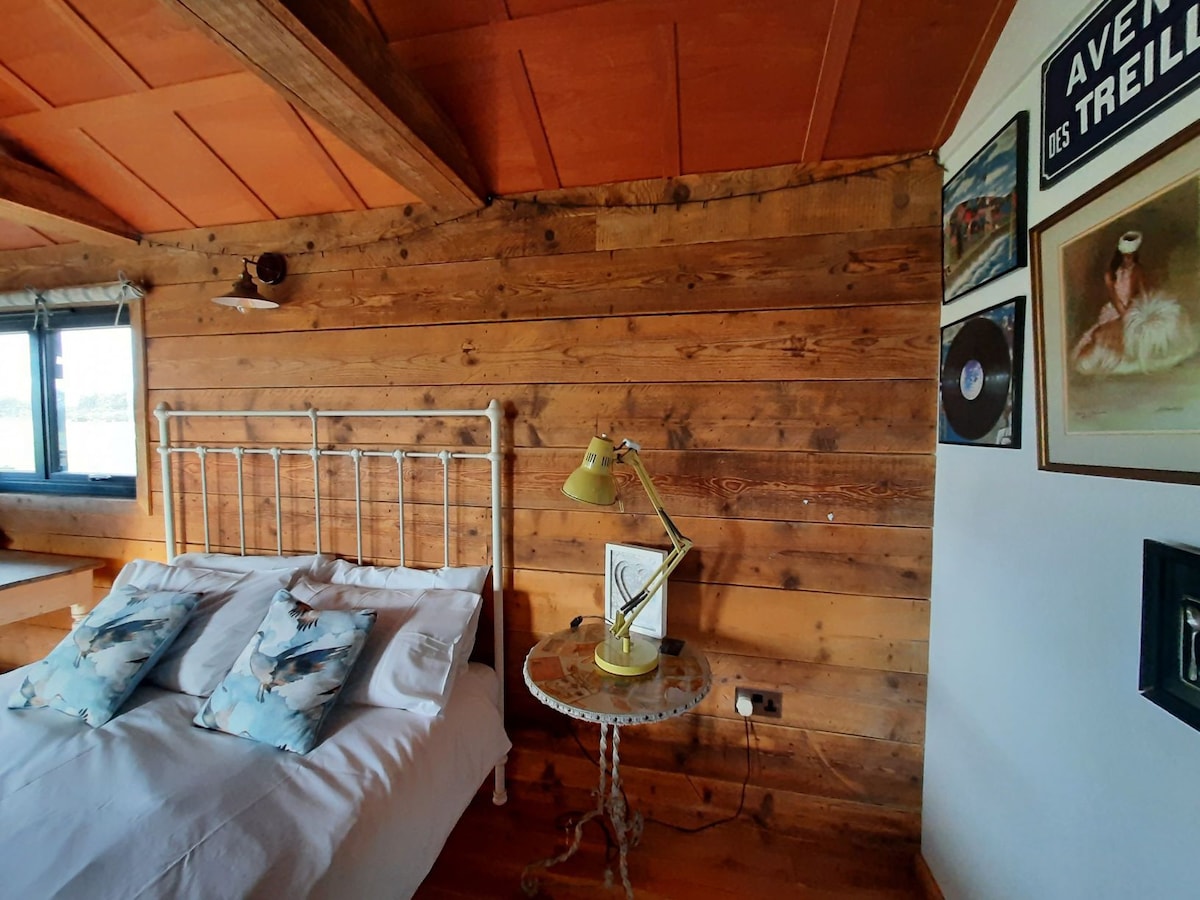Delightful 1 bedroom cabin with wood burners