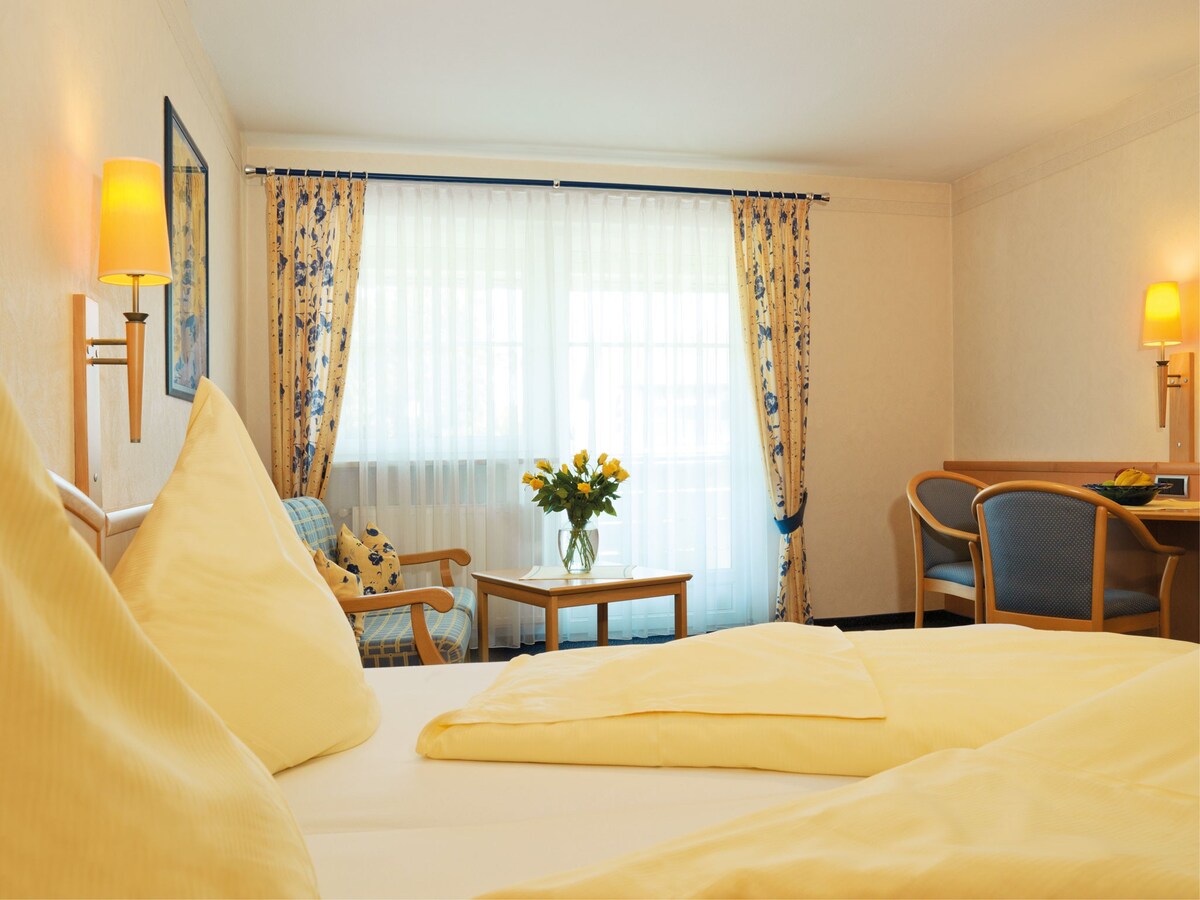 Hotel Garni und Appartementhaus Fichtenwald (Bad Füssing), Doppelzimmer "Klassik" (32qm) mit schöner Aussicht und großem Balkon