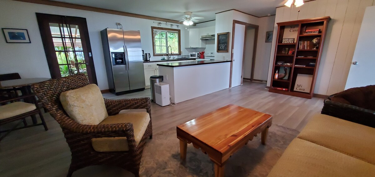 Charming 2-bedroom cottage with large screened lanai and unique view of Kealakekua Bay