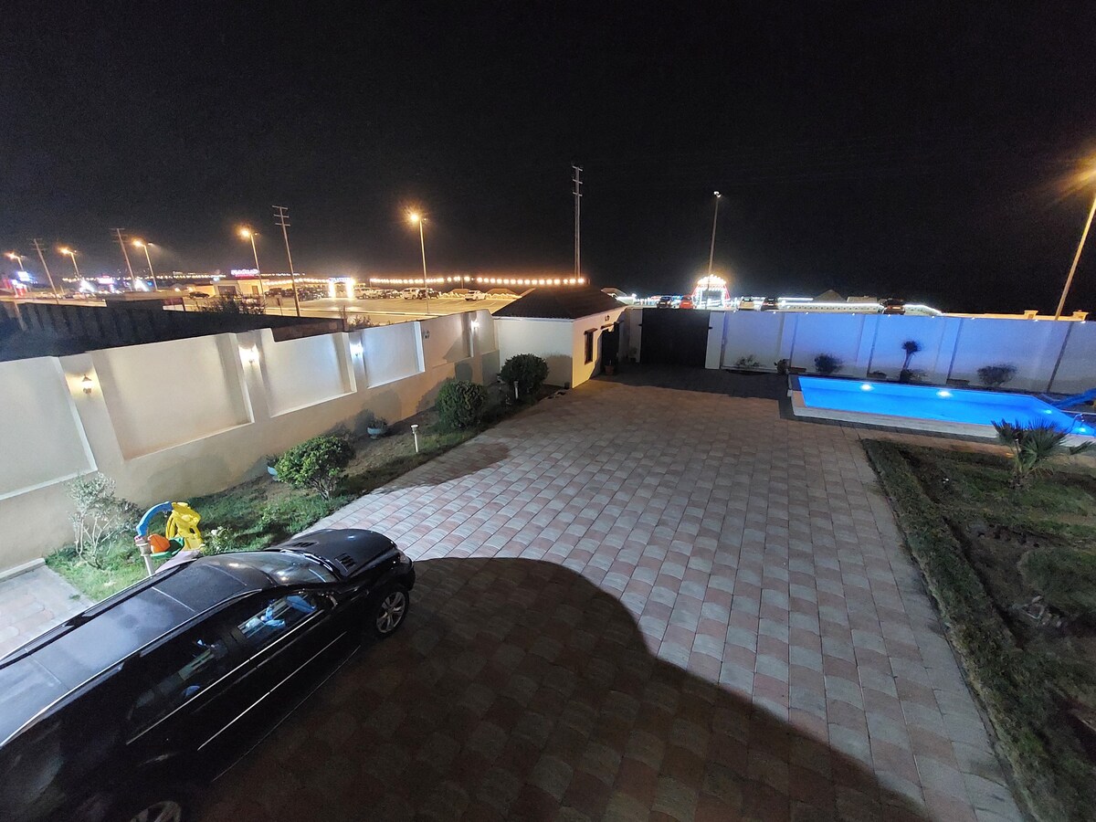 两层别墅，带泳池，距离海边50米