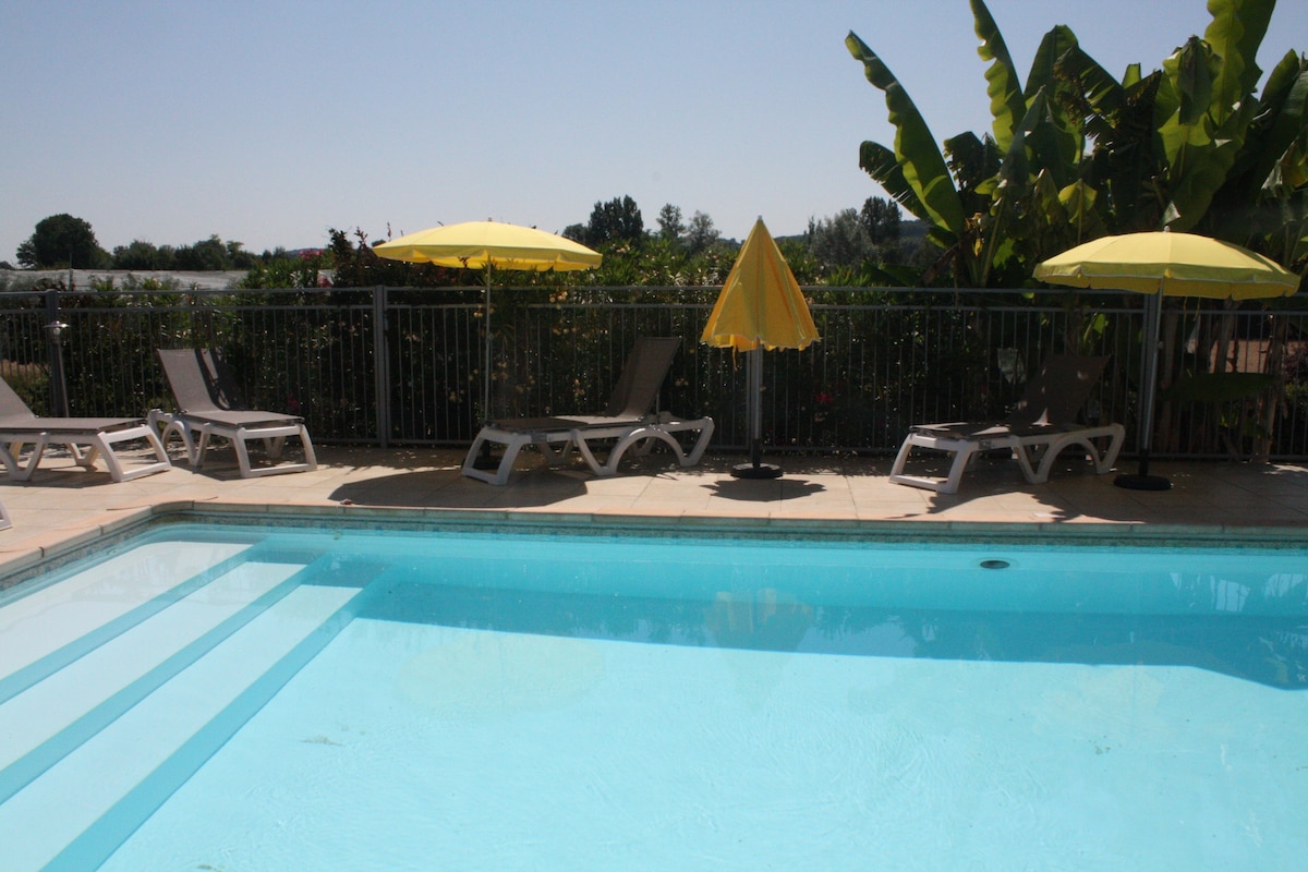 Piscine, salle de jeux, jardin. Gîte climatisé.