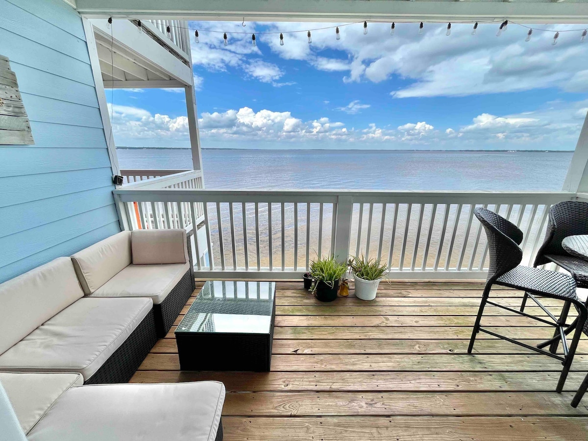 Beach Breeze: Lovely Waterfront Home with 2 Kayaks