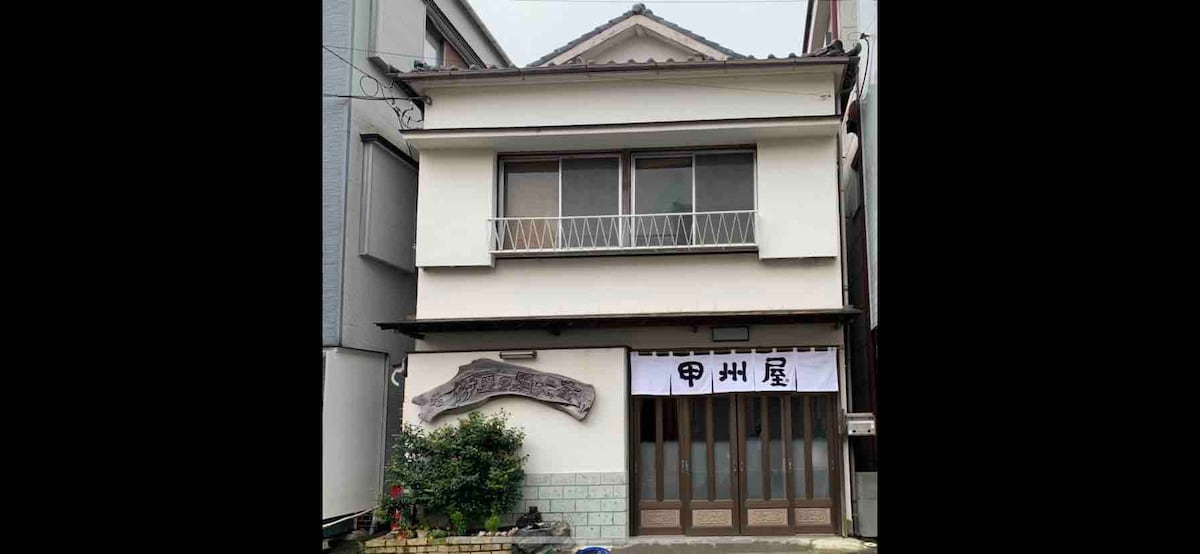 Koenari Kawabata的Yasunari温泉客栈「Izu no Odoriko」。6个榻榻米垫房。从车站出发，步行3分钟即可抵达。近隣飲食店多数。