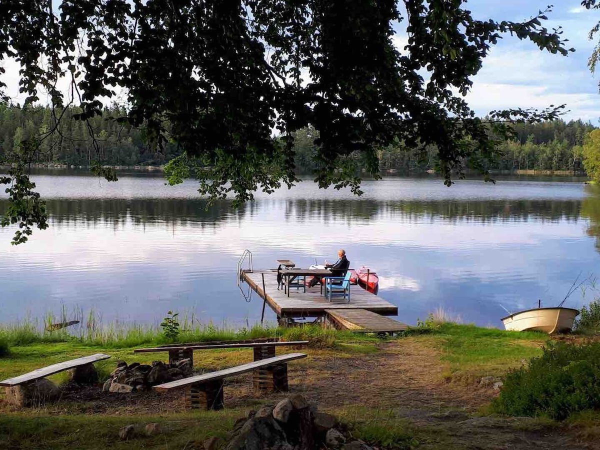 Lakeside house with private jetty and kayaks