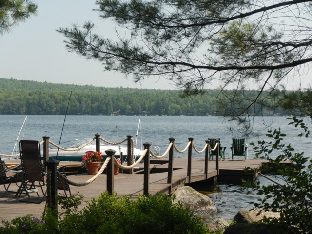 湖畔单间公寓，配备热水浴池、皮划艇和独木舟