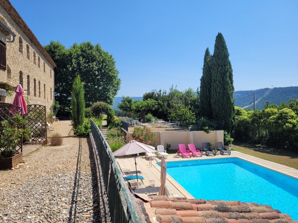 Beau studio dans résidence avec piscine.