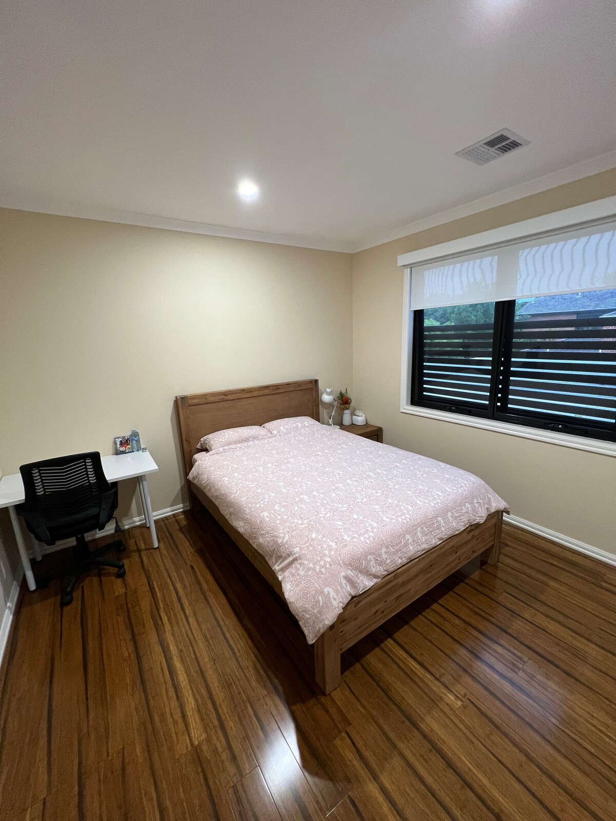考尔菲尔德（ Caulfield ）配有空调的标准双人床卧室
