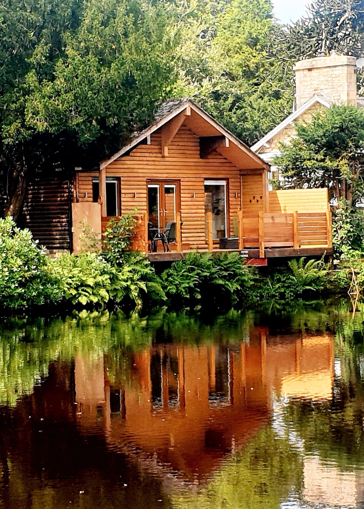 FERNY HOOLET度假木屋，配备热水浴缸和渔业。
