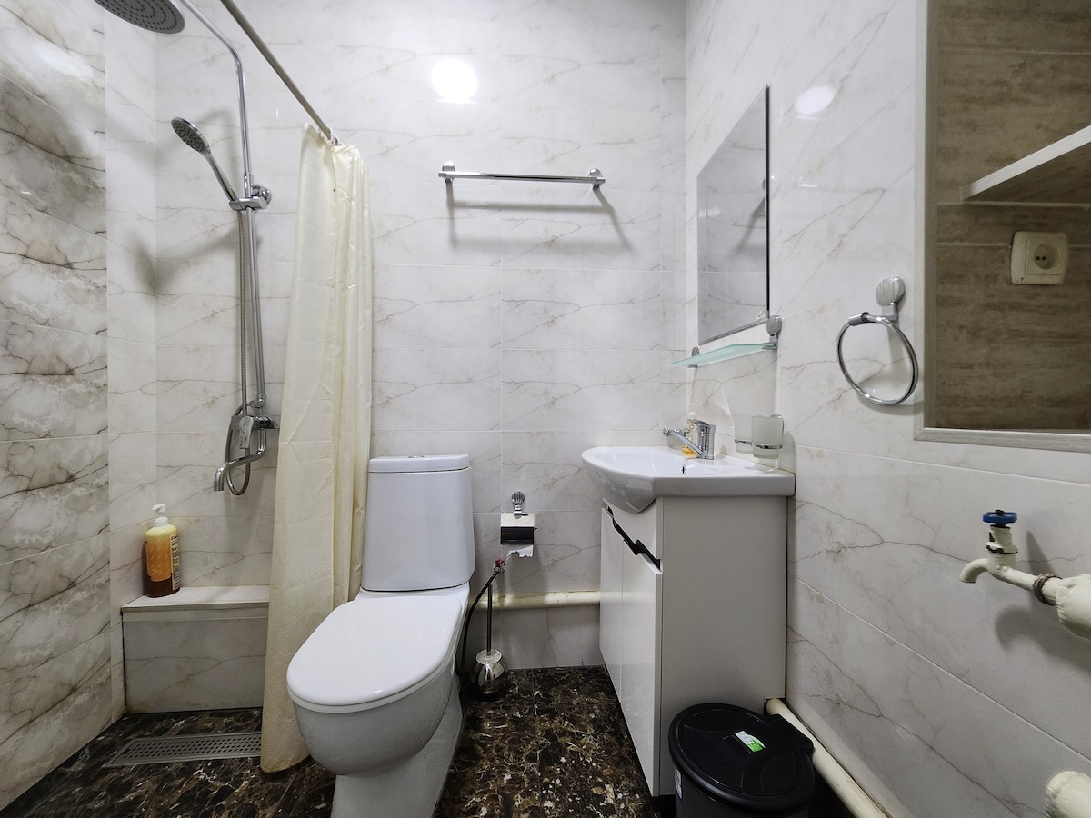 Brand new and wide room with 3 single beds. Suitable for family upto 4 members. Private bathroom
Широкая новая комната для семьи из 4 человек. Душевая комната внутри.
