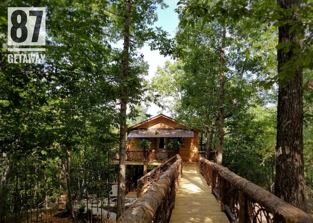 87Getaway Treehouse Escape