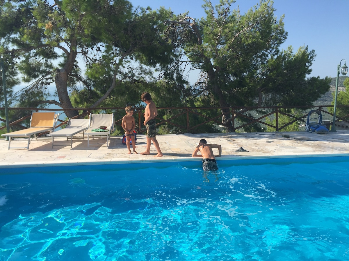 Summer cottage with view and pool