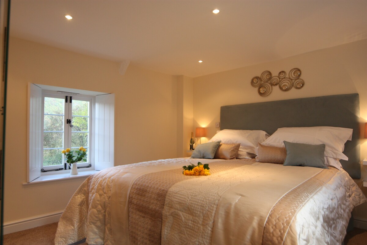 Tintern Abbey Cottage-amazing Abbey View, EV ,5 *