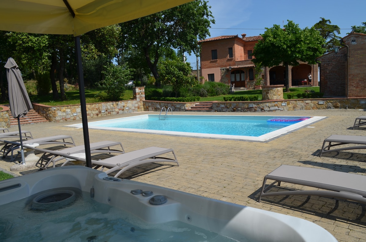 Podere Il Borgo -卢西尼亚诺（ Lucignano ）附近带泳池的别墅
