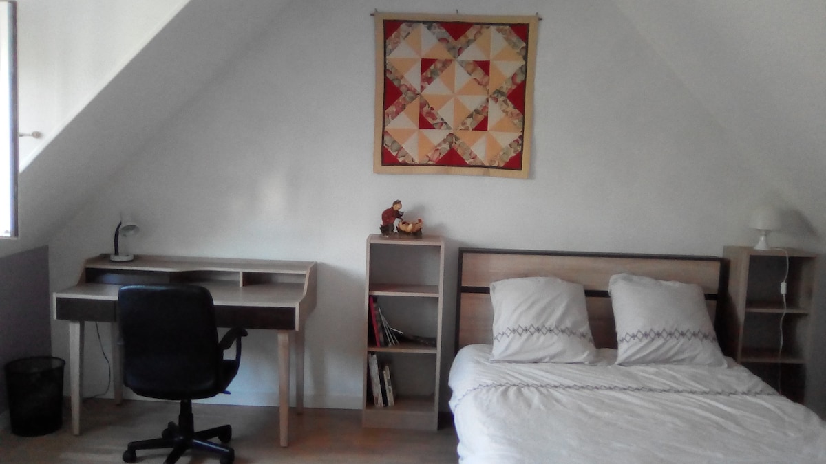 Chambre privée calme  pour travailler ou visiter !