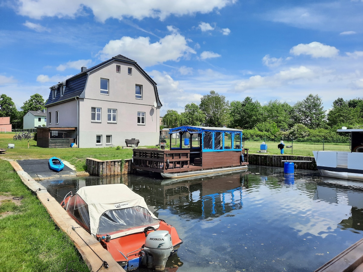 Mechanic 's Apartment on the Spree