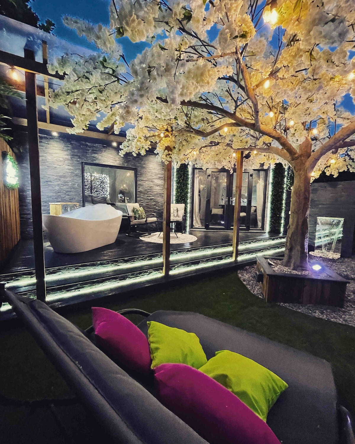 Luxury Cabin w/Outdoor Tub & Private Garden