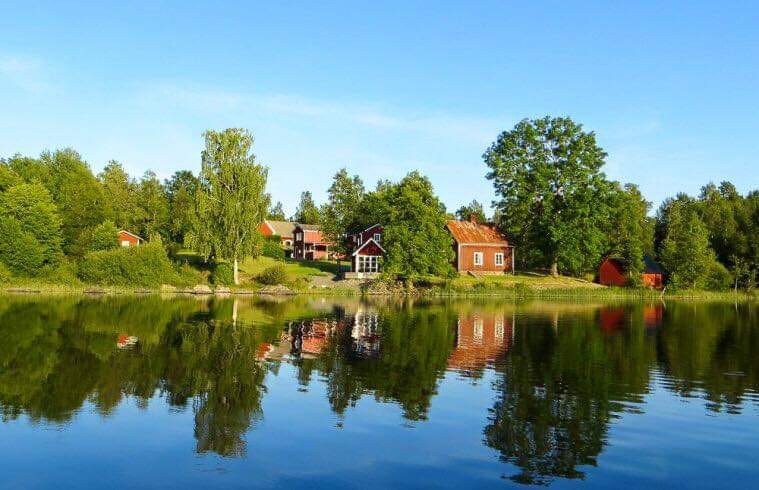 入住湖边迷人的Småland农场。