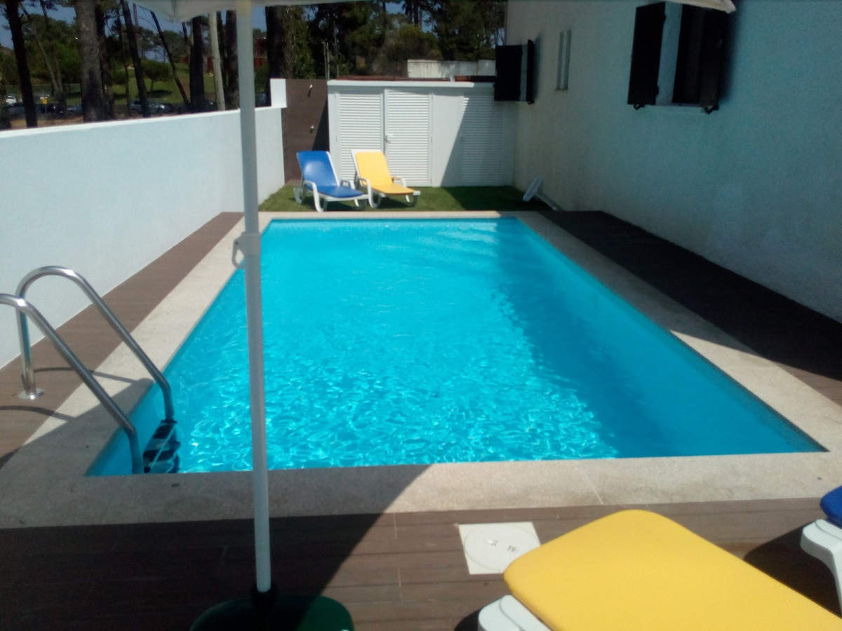 露台别墅，靠近沙滩，设有私人游泳池。