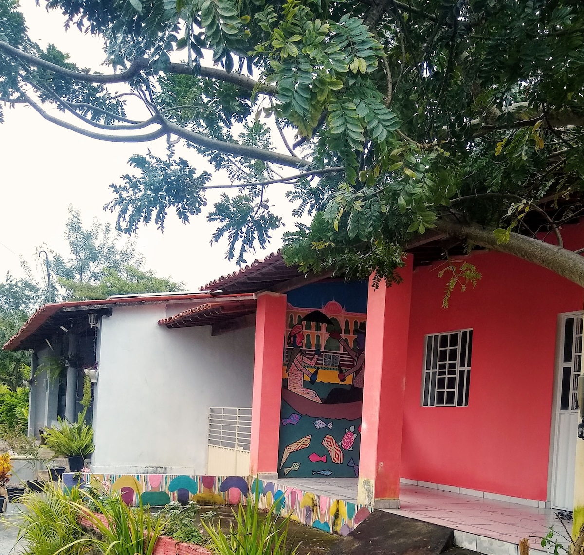 Casa agradável com estacionamento incluído.